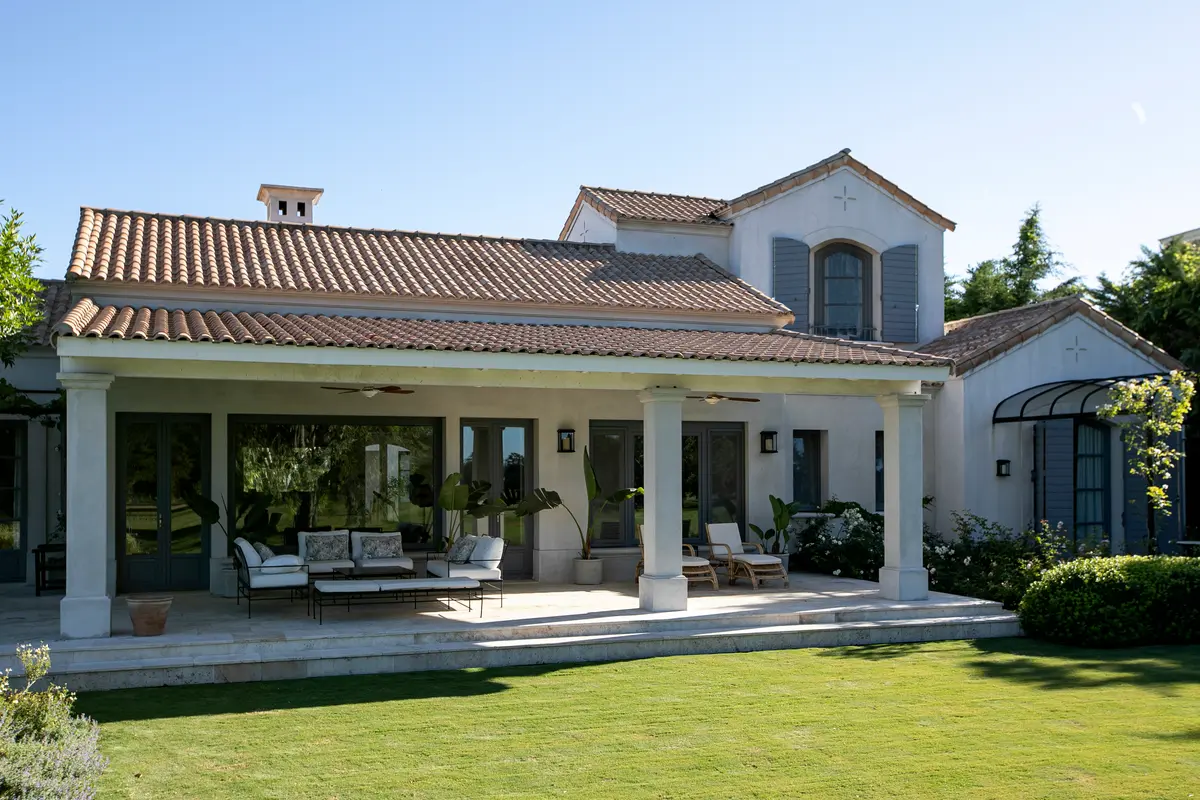 Fachada de casa mediterrânea moderna com pátio coberto e jardim — projeto Casa CN, por Ricardo Pereyra Iraola